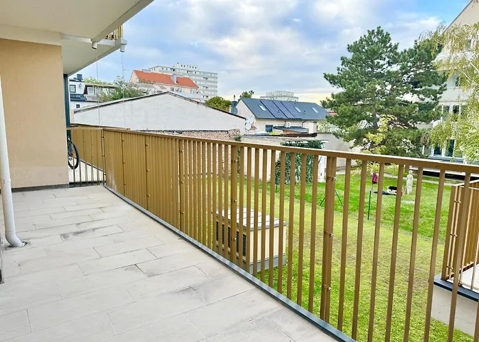 Modern With Terrace Patio Near Scs