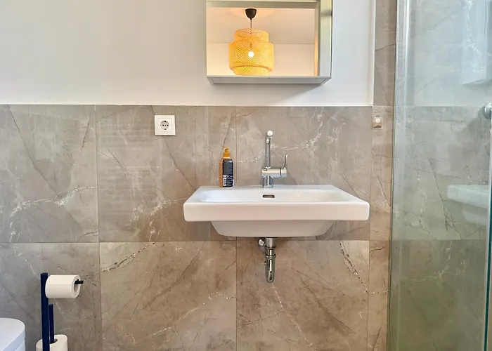 Apartment Modern With Terrace Patio Near Scs