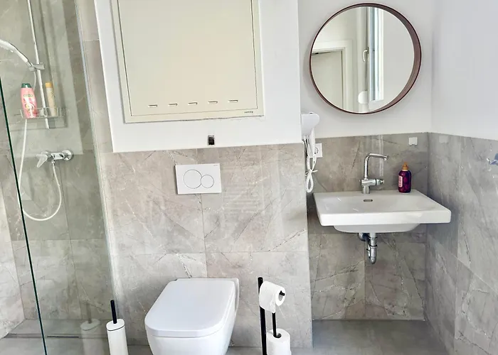 Modern With Terrace Patio Near Scs